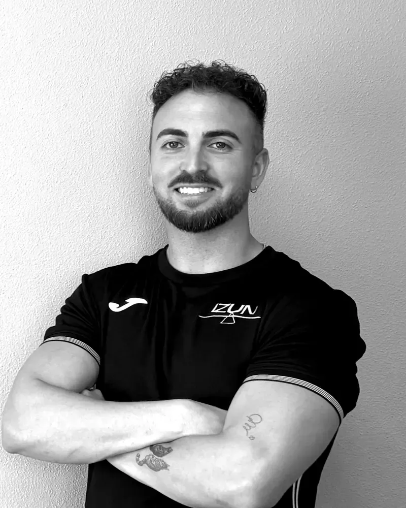 Fran Belmonte, fisioterapeuta de IZUN, con la camiseta de la clínica
