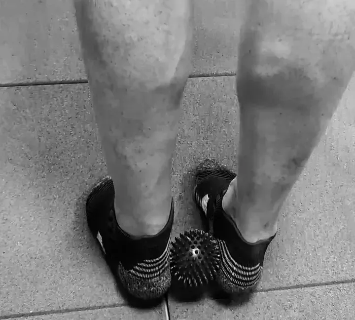 Valoración del apoyo de los pies con una pelota